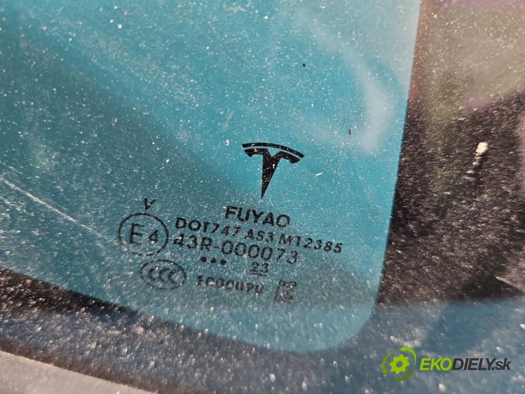 Tesla Model Y 0.0 automatic 378 kW  5- sklo zadní pravé