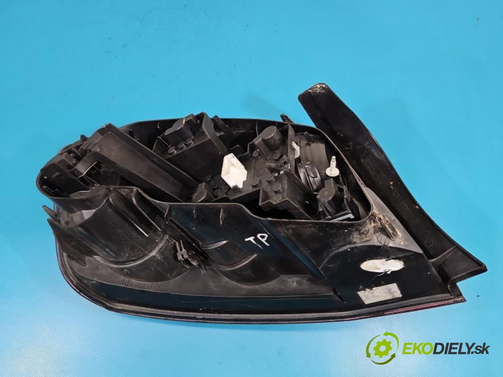 Peugeot 407 2.0 hdi 136hp manual 100 kW 1997 cm3 4- světlo zadní pravé blatník: