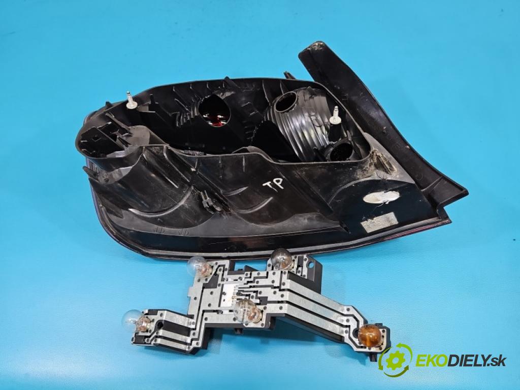 Peugeot 407 2.0 hdi 136hp manual 100 kW 1997 cm3 4- světlo zadní pravé blatník:
