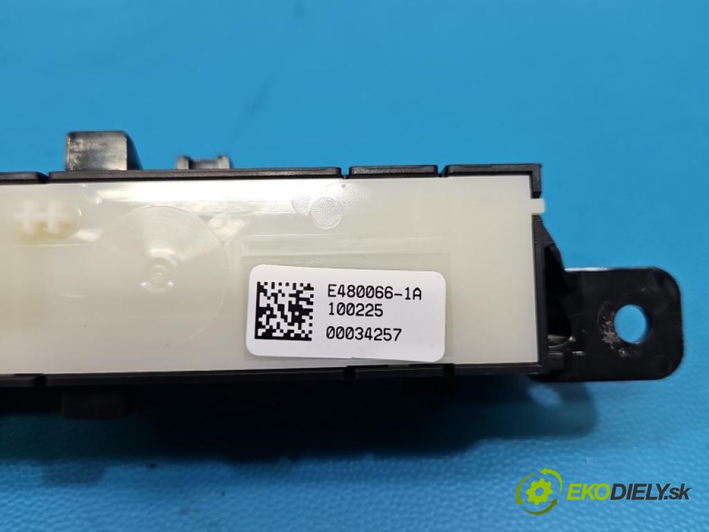 Dacia Sandero III 2020- 1.0 SCe 91KM manual 67 kW 999 cm3 5- Přepínač světel nouzový: 283E87905R