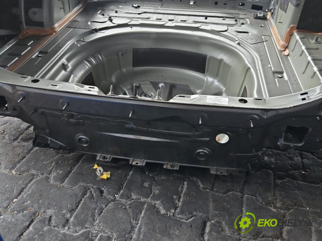 Vw Passat B9 2023- 1.5 TSI 150 hp automatic 110 kW 1498 cm3 5- stěna zadní