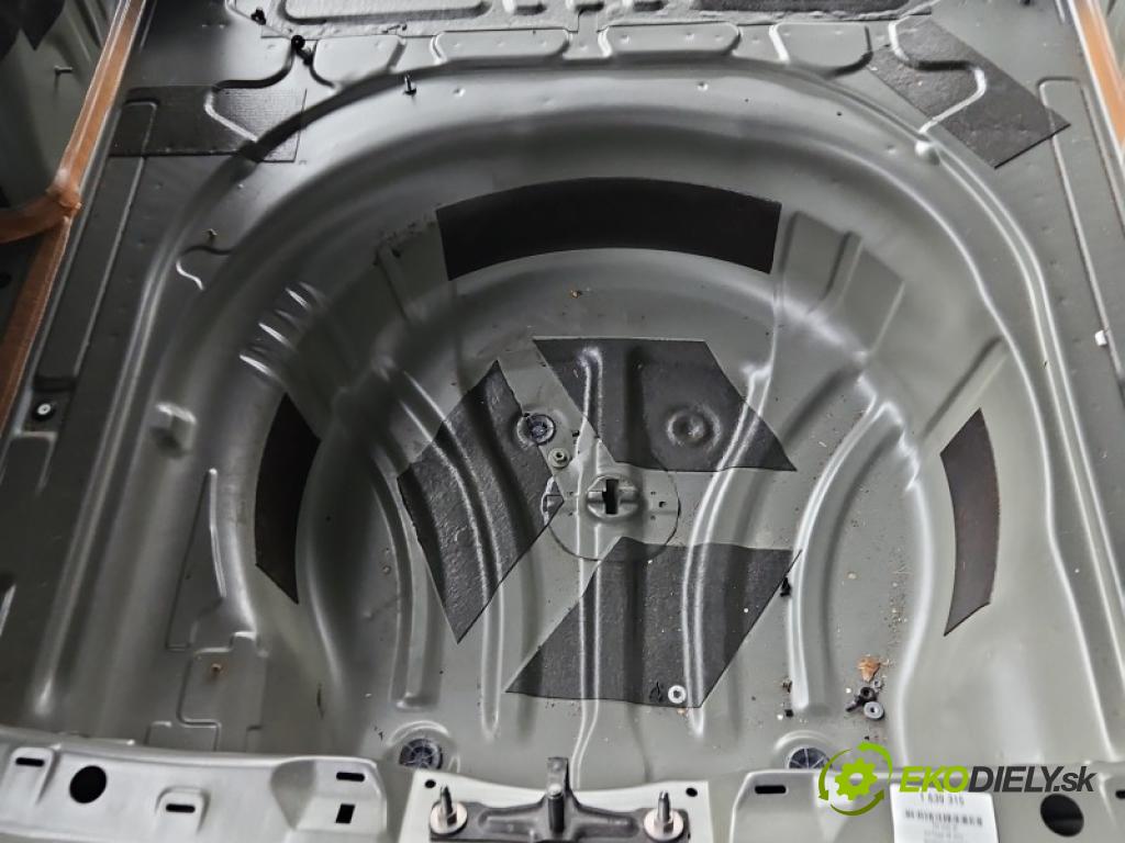 Vw Passat B9 2023- 1.5 TSI 150 hp automatic 110 kW 1498 cm3 5- stěna zadní