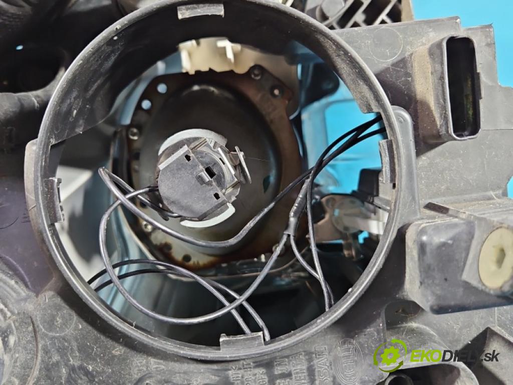 Nissan Qashqai I J10 2006-2013 2.0 16v 141 HP manual 104 kW 1997 cm3 5- Reflektor: ľavý 26060BR01A (Kľučka dverí ostatné)