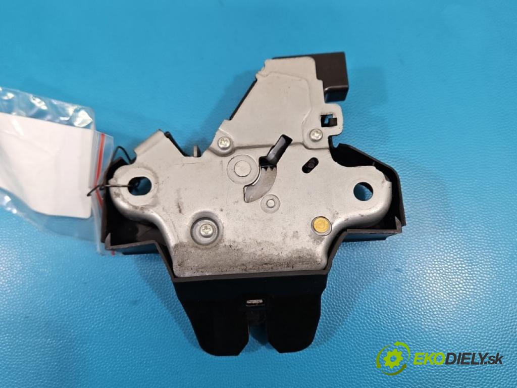 Toyota Corolla E16/E18  2013-2019 1.6 16V 132 hp automatic 97 kW 1598 cm3 4- zámek kufrových dveří zadní