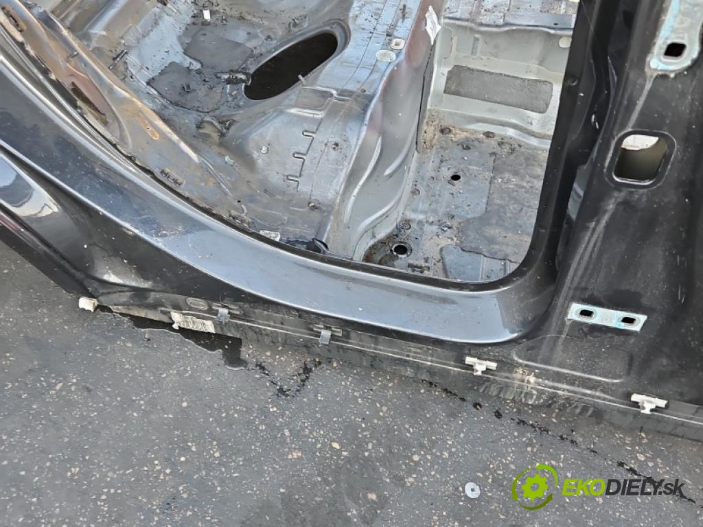 Mercedes C W206 2021- 1.5 T 254915 170 HP automatic 125 kW 1496 cm3 4- Práh: pravý  (Karoséria ostatné)