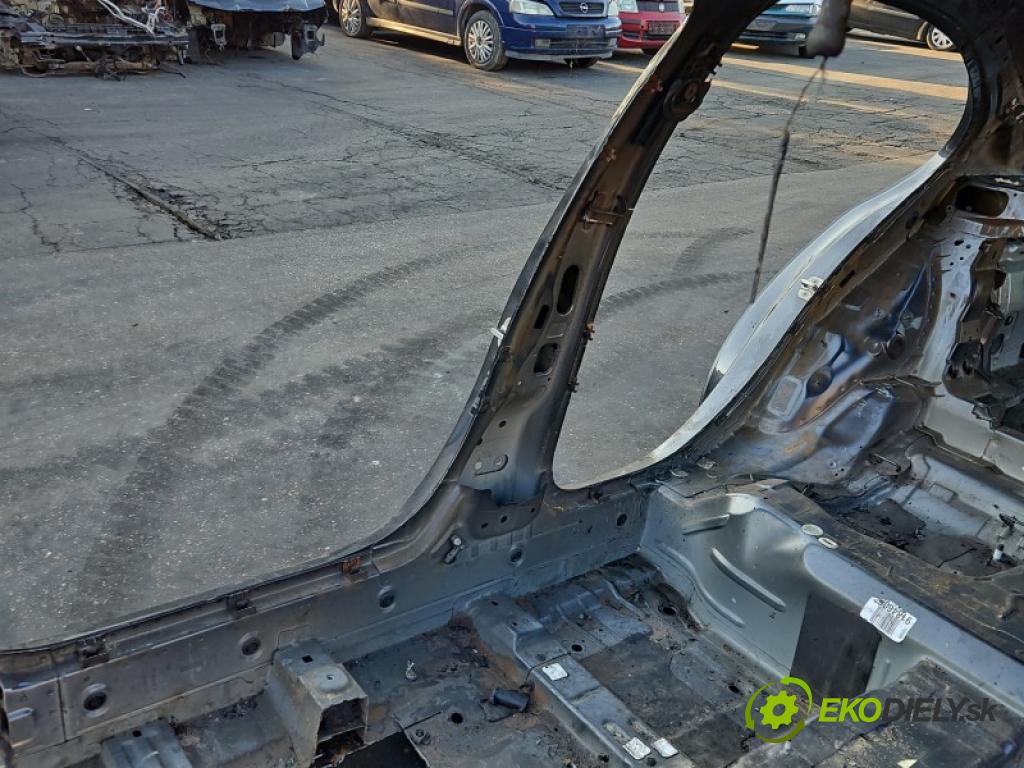 Mercedes C W206 2021- 1.5 T 254915 170 HP automatic 125 kW 1496 cm3 4- Práh: pravý  (Karoséria ostatné)