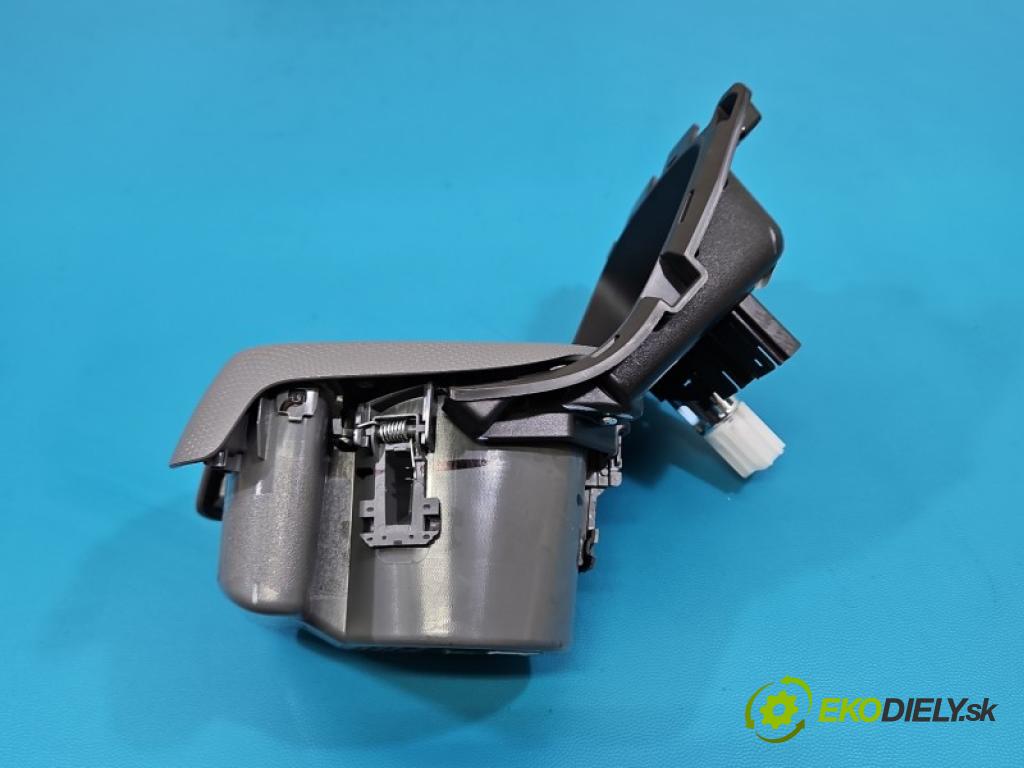 Leapmotor T03 0.0 95 hp automatic 70 kW 1 cm3 5- Rukojeť: na napoje:  (Držák nápojů)
