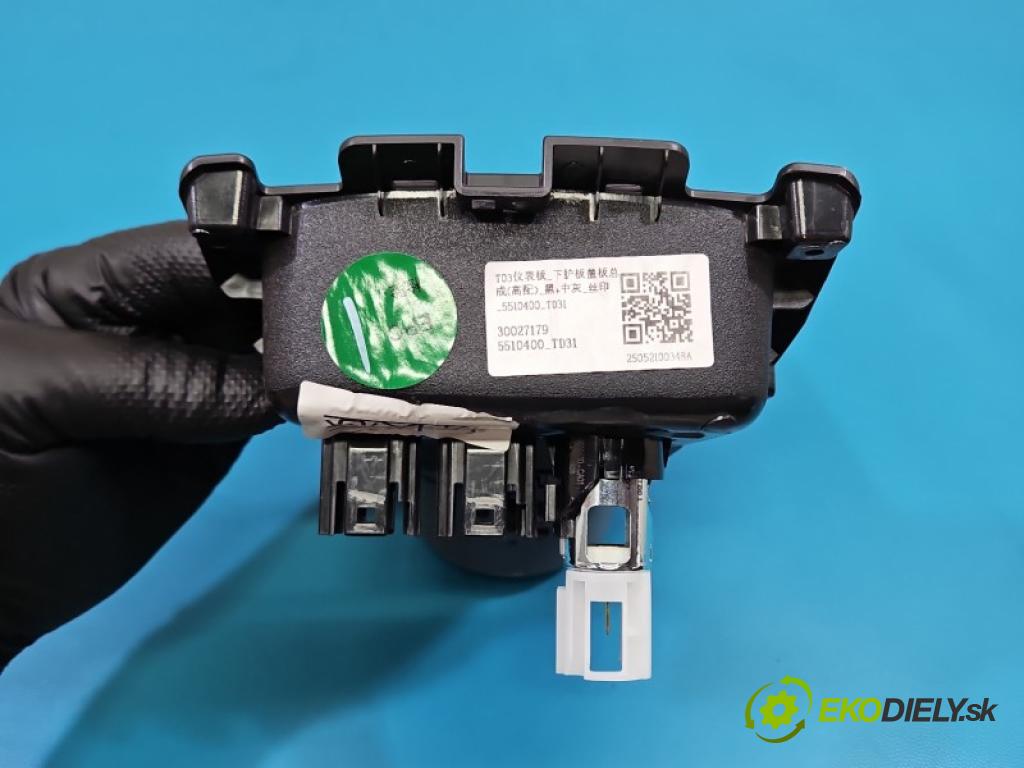Leapmotor T03 0.0 95 hp automatic 70 kW 1 cm3 5- Rukojeť: na napoje:  (Držák nápojů)