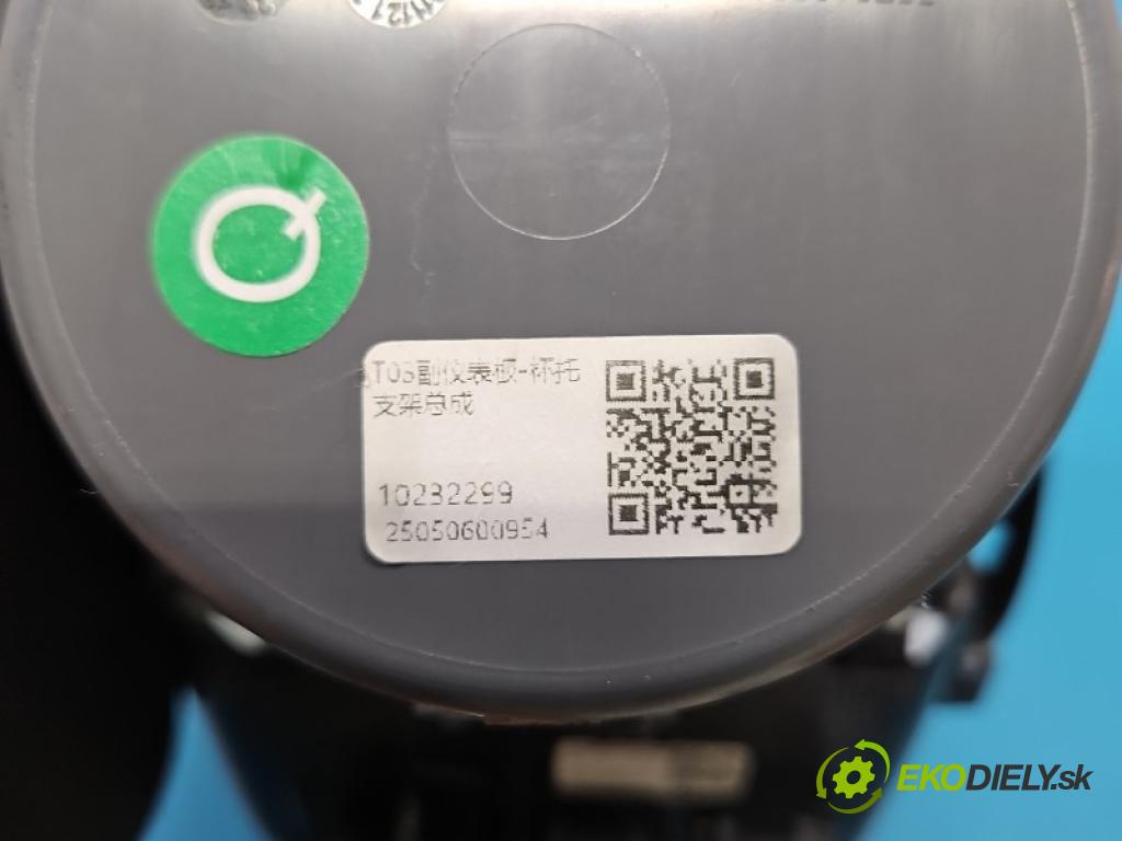Leapmotor T03 0.0 95 hp automatic 70 kW 1 cm3 5- Rukojeť: na napoje:  (Držák nápojů)