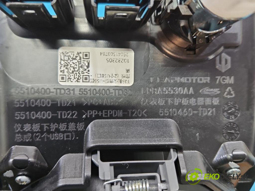 Leapmotor T03 0.0 95 hp automatic 70 kW 1 cm3 5- Rukojeť: na napoje:  (Držák nápojů)