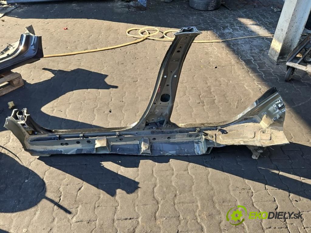 Toyota Corolla E16/E18  2013-2019 1.6 16V 132  HP automatic 97 kW 1598 cm3 4- Práh: pravý  (Karoséria ostatné)