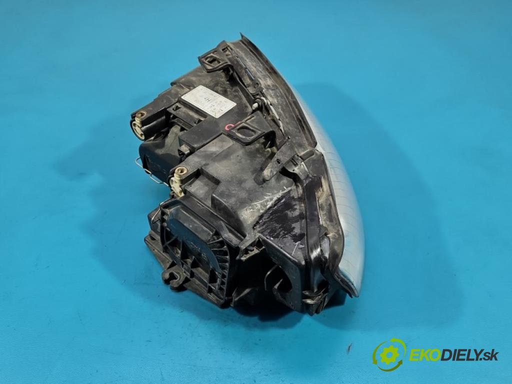 Audi A4 B6 2000-2004 2.0 20V 131 HP manual 96 kW 1984 cm3 4- Reflektor: pravý  (Svetlo predné pravé)