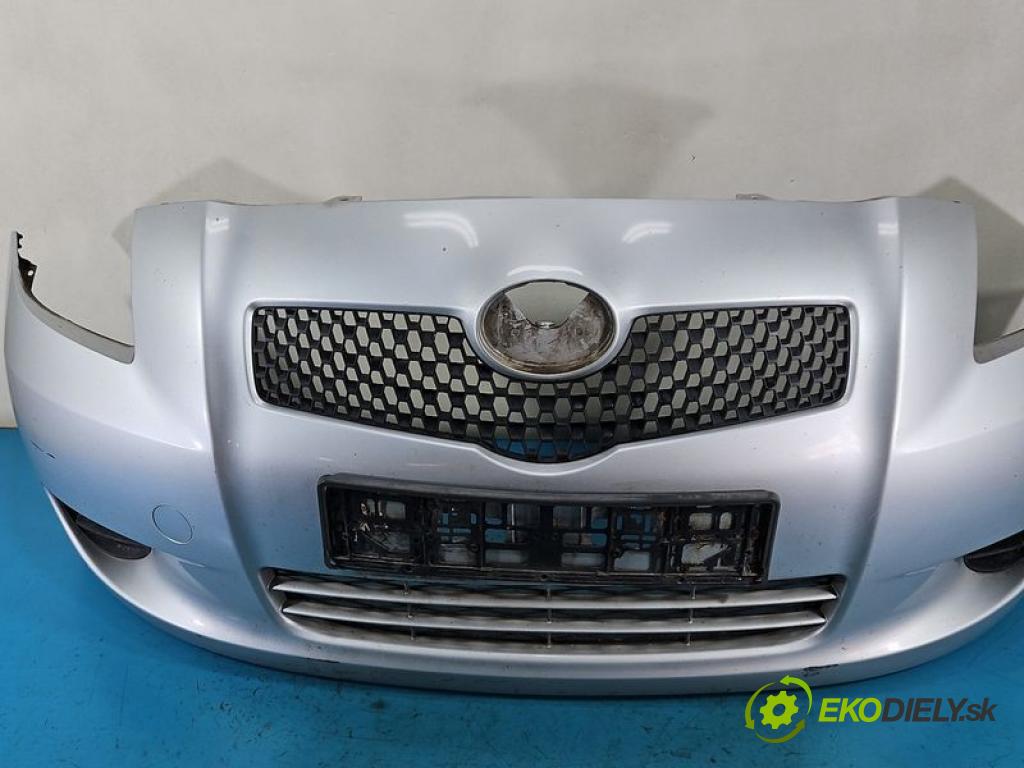 Toyota Yaris II 2005-2011 1.0 vvti 69KM manual 51 kW 998 cm3 5- nárazník přední  (Klika dveří ostatní)