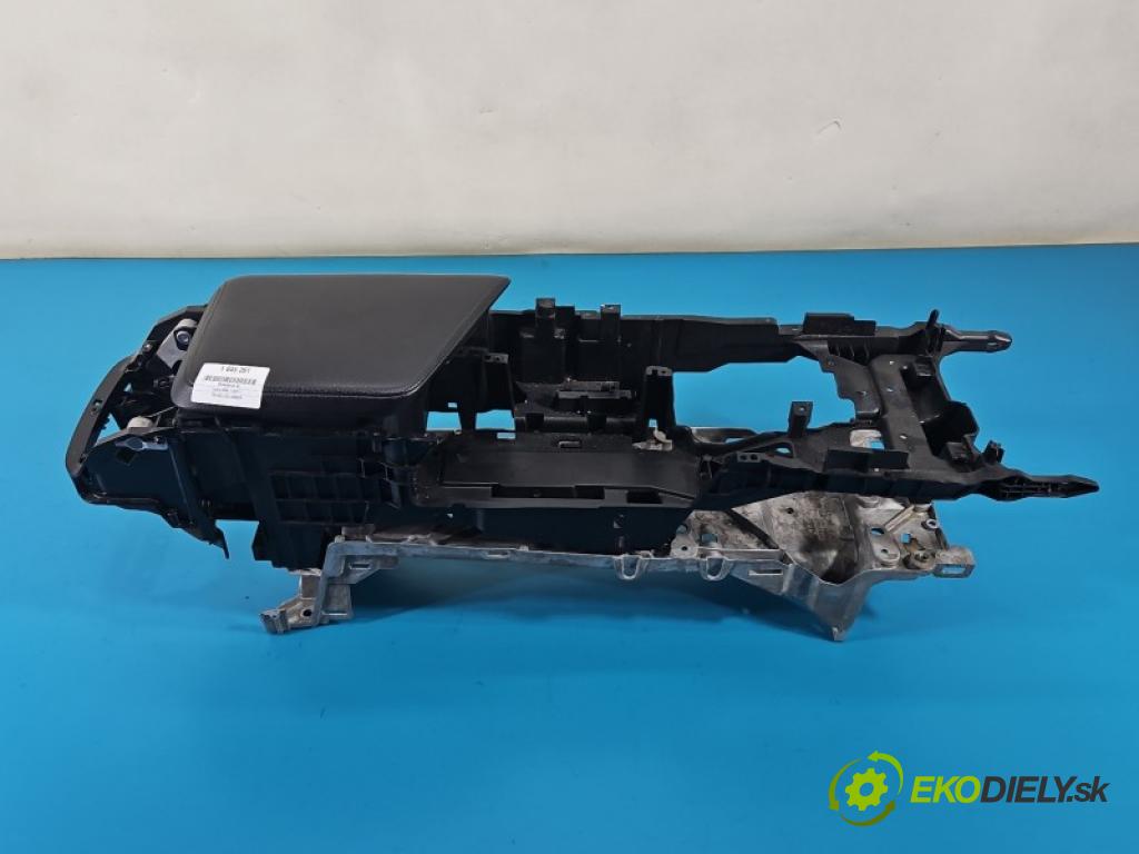 Volvo XC60 II 2017- 2.0 T5 250 HP automatic 184 kW 1969 cm3 5- operadlo 31417518 (Lakťová opierka)