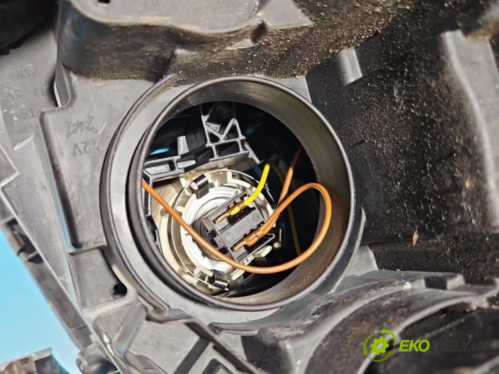 Audi A4 B8 2007-2015 1.8 TFSI 160 HP manual 118 kW 1798 cm3 5- Reflektor: ľavý  (Kľučka dverí ostatné)