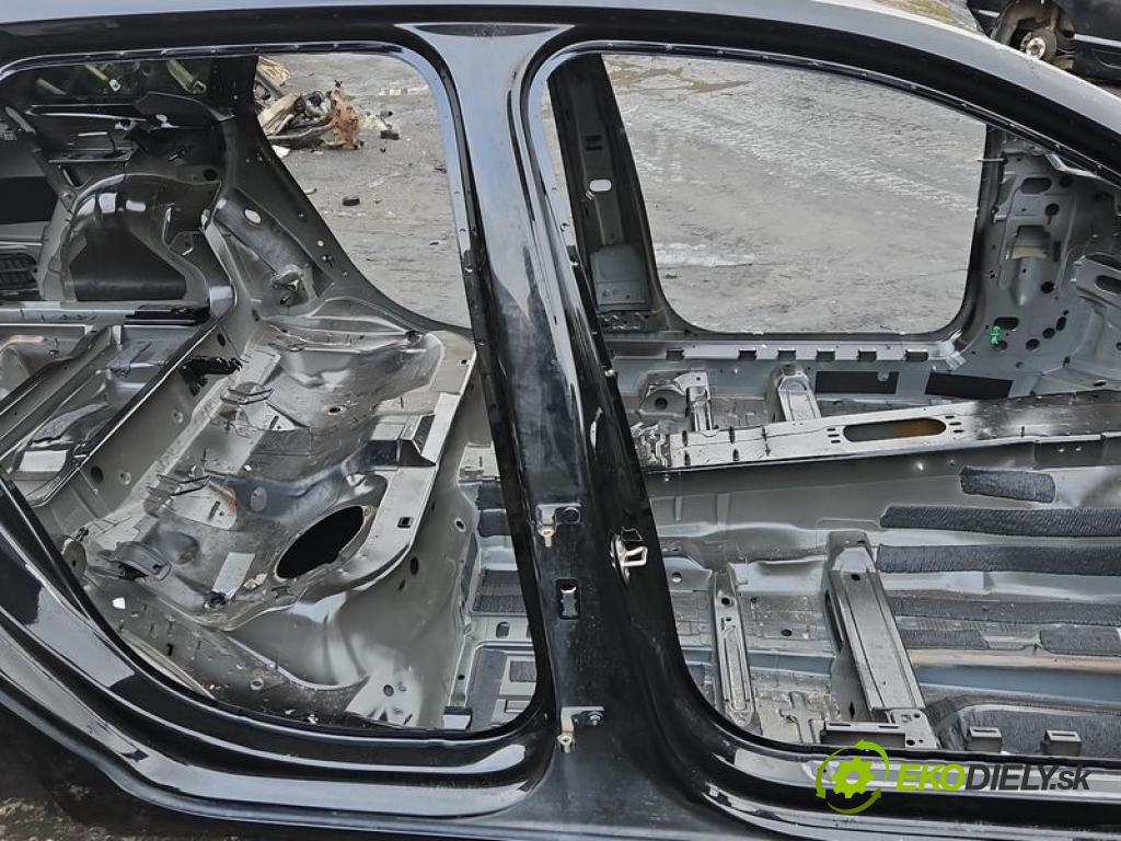 Audi A4 B9 2015-2024 2.0 tdi 150 hp manual 110 kW 1968 cm3 5- práh pravý  (Karoserie ostatní)