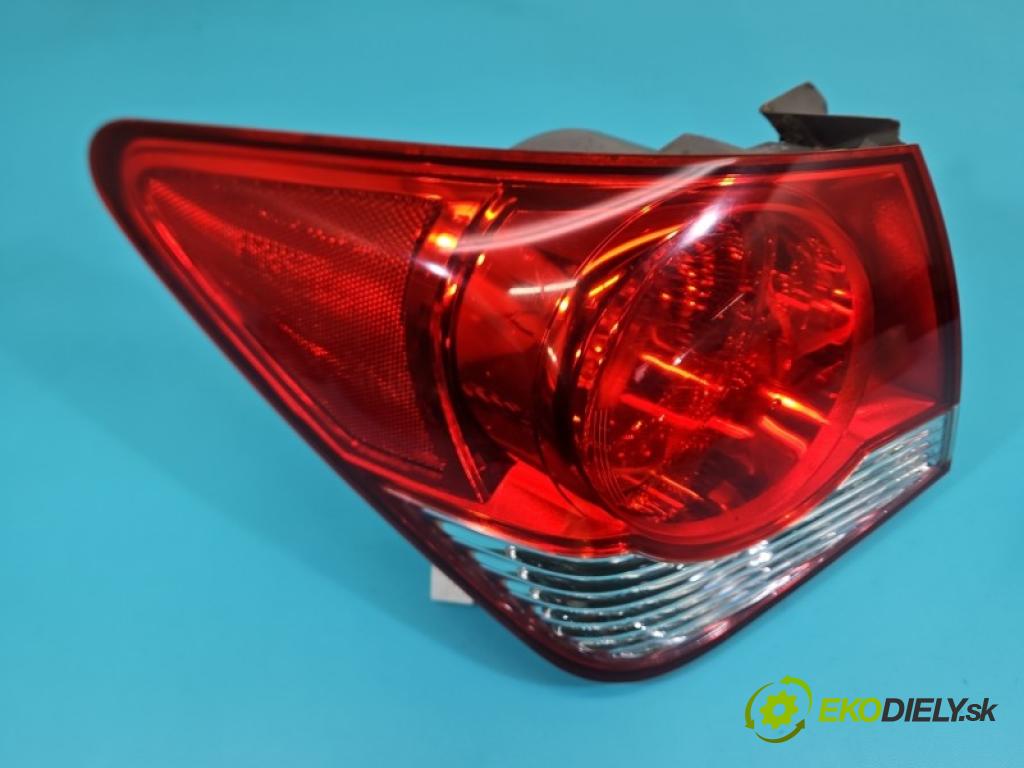 Chevrolet Cruze 1.8 16V 141 HP manual 104 kW 1796 cm3 4- svetlo / reflektor zadné ľavé blatník 