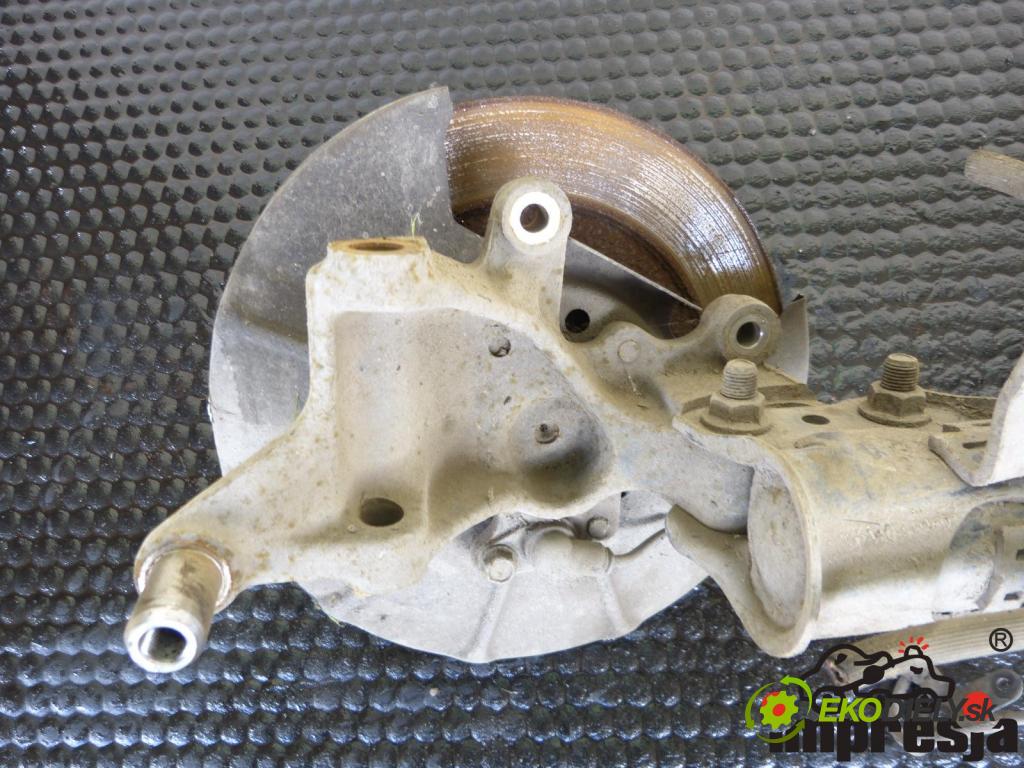 Mazda 323f 1.8 16V 114 hp  84 kW 1800 cm3  náboj kola zadní část