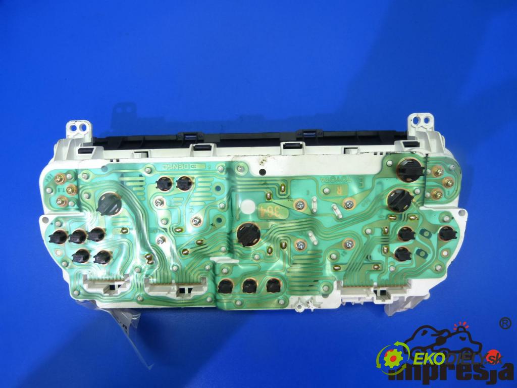 Toyota Corolla E11 1997-2002 1.3 75 hp  55 kW 1300 cm3  prístrojovka  (Přístrojové desky, displeje)