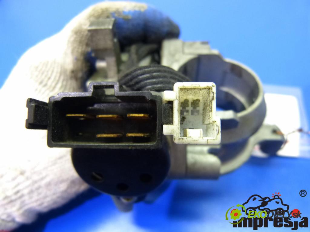 Mitsubishi Carisma 1.9 TD 90 HP  66 kW 1900 cm3  spinačka  (Spínacie skrinky a kľúče)