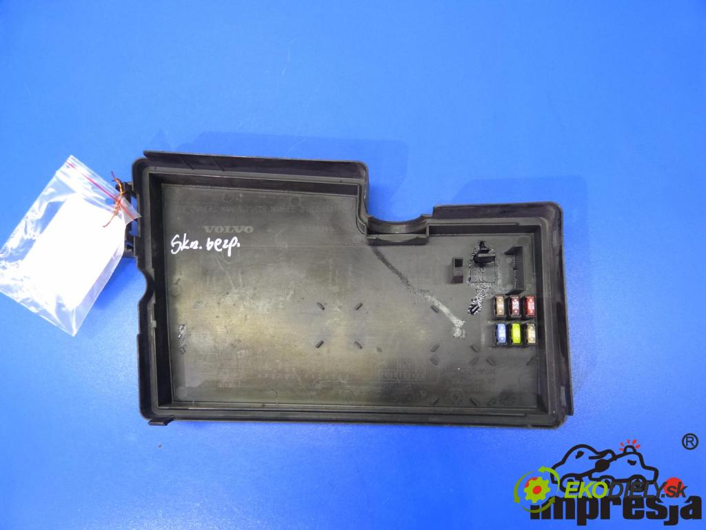 Volvo V50 2.0D 136 HP  100 kW 2000 cm3  Skrinka poistková  (Poistkové skrinky)