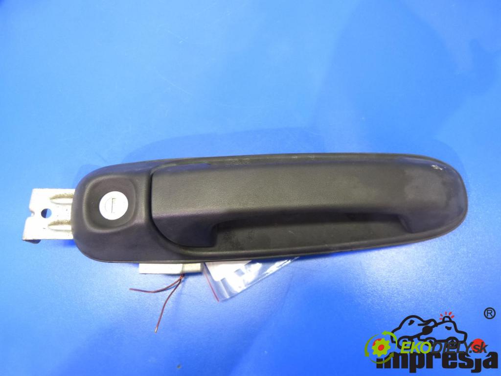 Jeep Cherokee KJ 2001-2008 2.8 CRD 163 HP  120 kW 2800 cm3  Kľučka predný ľavá strana vonkajšia  (Vonkajšie predné ľavé)