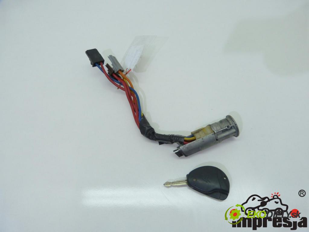 Citroen Xantia 1.8 16V 110 hp  81 kW 1800 cm3  spínačka  (Spínací skříňky a klíče)