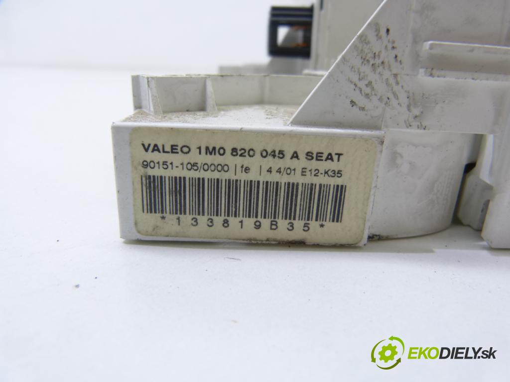 Seat Leon I 1999-2005 1.6 16V 105 HP  77 kW 1600 cm3  - Panel kúrenia