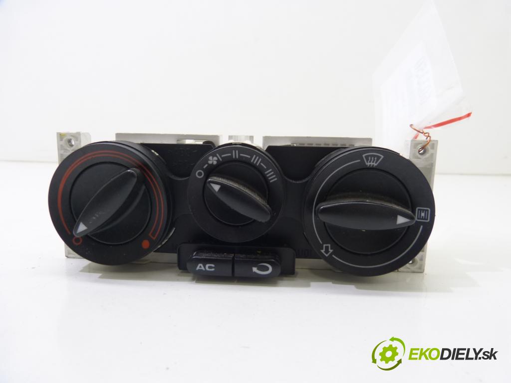 Seat Leon I 1999-2005 1.6 16V 105 HP  77 kW 1600 cm3  - Panel kúrenia 