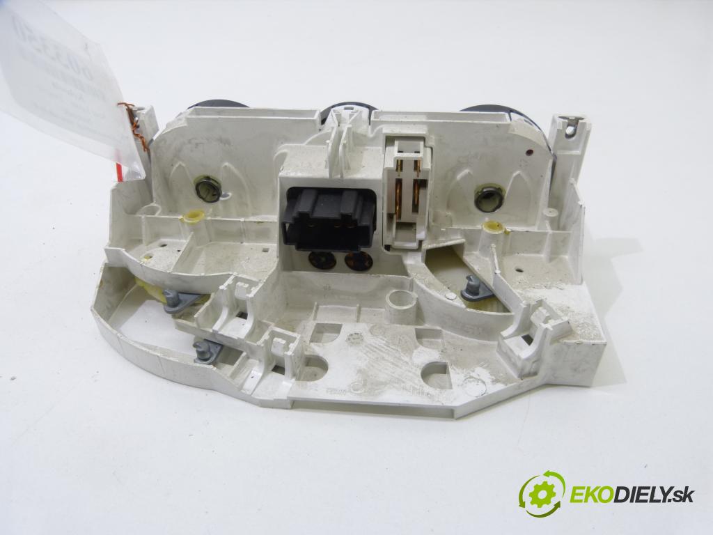 Seat Leon I 1999-2005 1.6 16V 105 HP  77 kW 1600 cm3  - Panel kúrenia