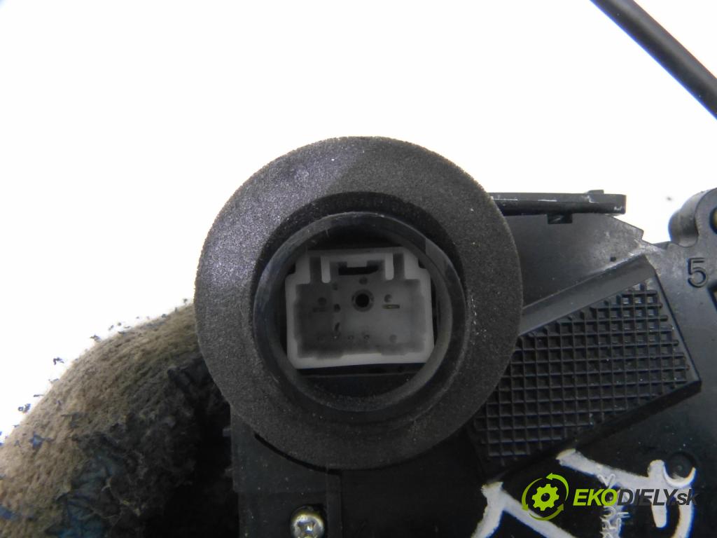 Toyota Yaris II 2005-2011 1.3 16V VVTI 87 hp  64 kW 1300 cm3  zámok přední část levý