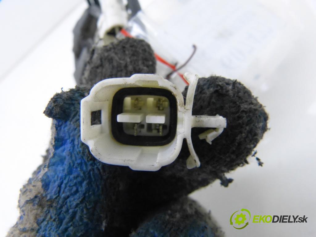 Suzuki Swift 1989-2004 1.0 53km 39 kW 1000 cm3 zámok přední část pravý