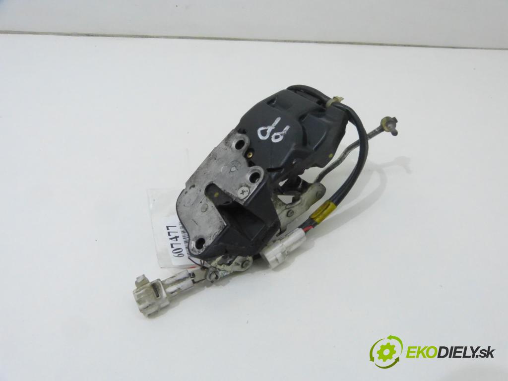 Suzuki Swift 1989-2004 1.0 53km 39 kW 1000 cm3 zámok přední část pravý