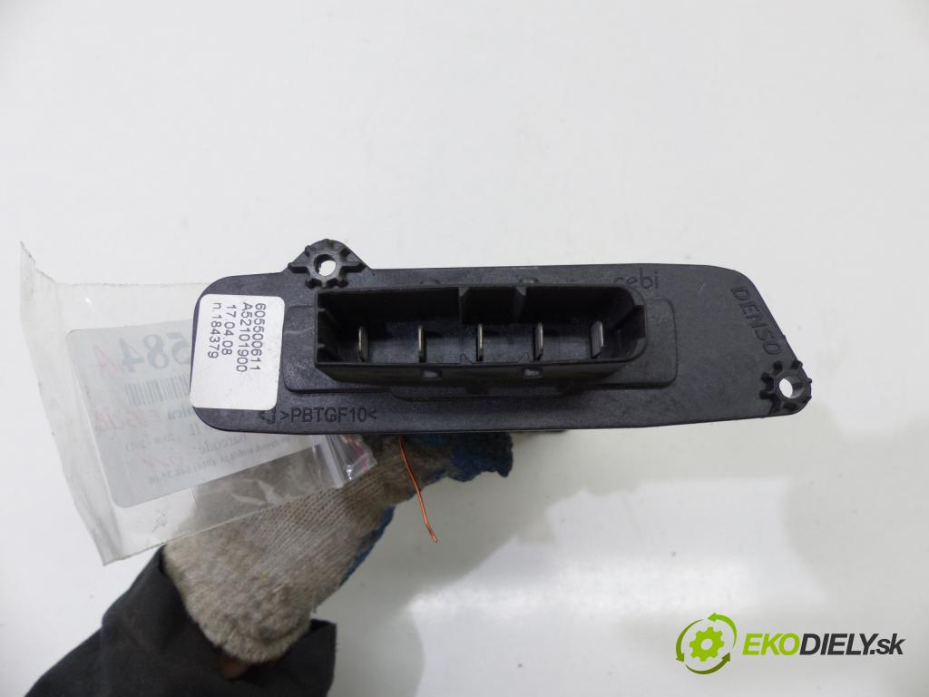 Renault Kangoo II 2008- 1.5 DCI 68 HP  50 kW 1500 cm3  Výhrevné teleso, radiátor kúrenia  (Radiátory kúrenia)