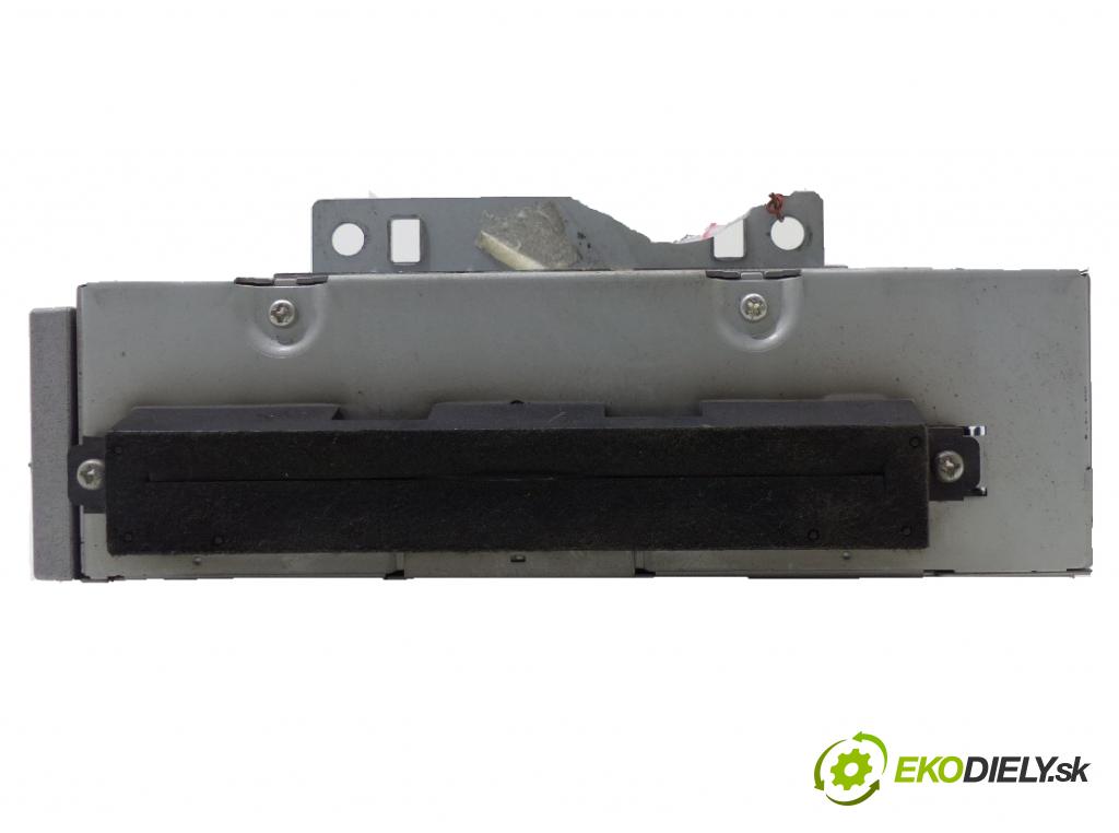 Volvo V50 2.0 KAT 136hp  100 kW 2000 cm3  RADIO  (Audio zařízení)