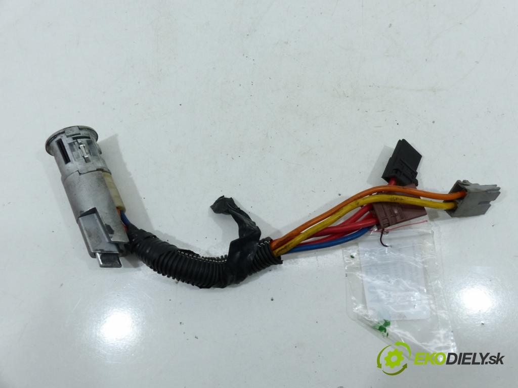 Citroen Xantia 2.0 HDI 109 hp  80 kW 2000 cm3  spínačka  (Spínací skříňky a klíče)