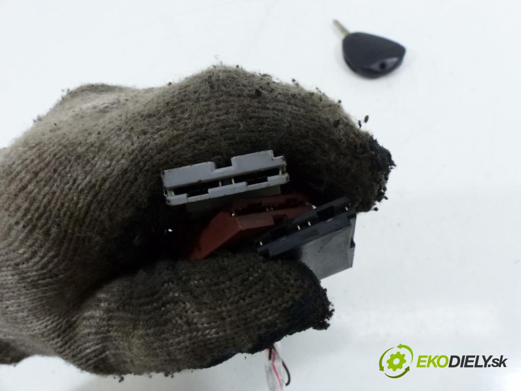 Citroen Xantia 2.0 HDI 109 hp  80 kW 2000 cm3  spínačka  (Spínací skříňky a klíče)