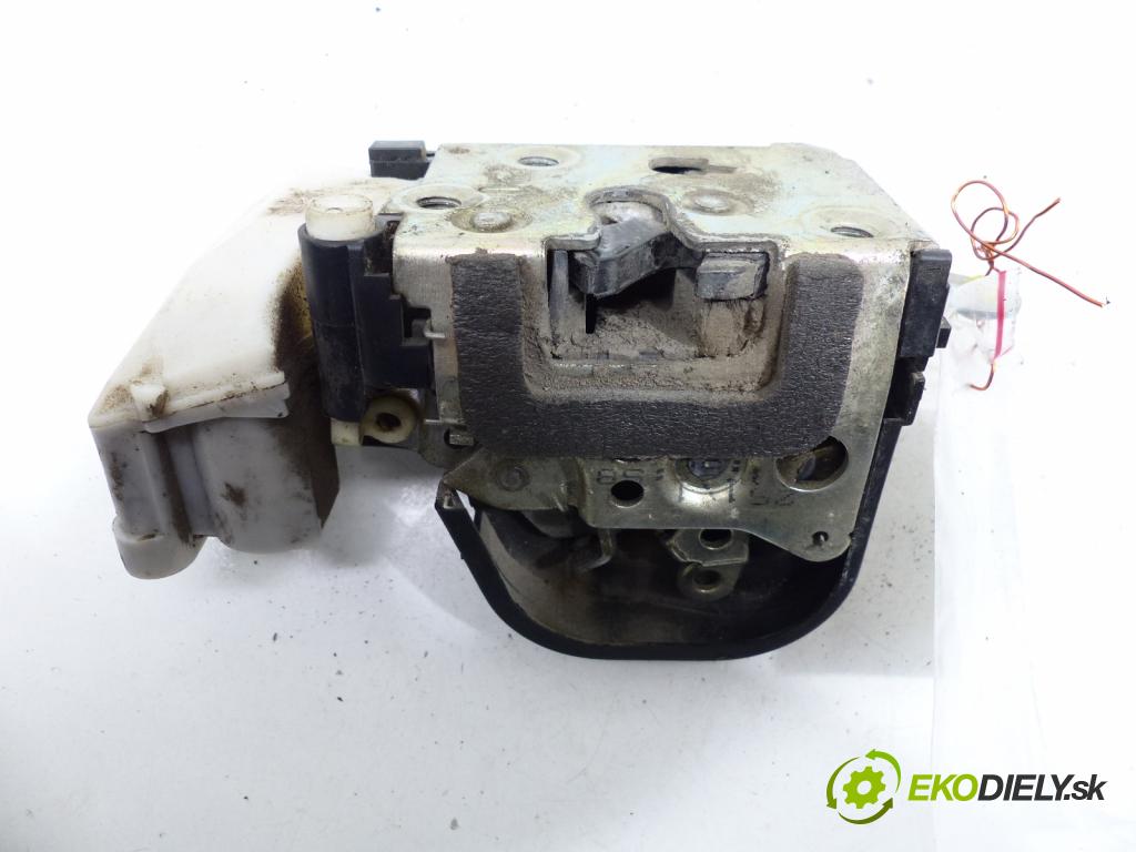 Alfa romeo 147 1.6 16V 105 hp  77 kW 1600 cm3  zámok zadní část levý 