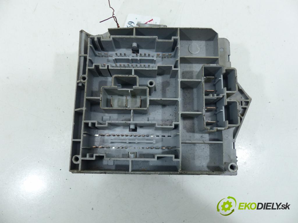 Alfa romeo 147 1.6 16V 105 hp  77 kW 1600 cm3  skříňka poistková  (Pojistkové skříňky)