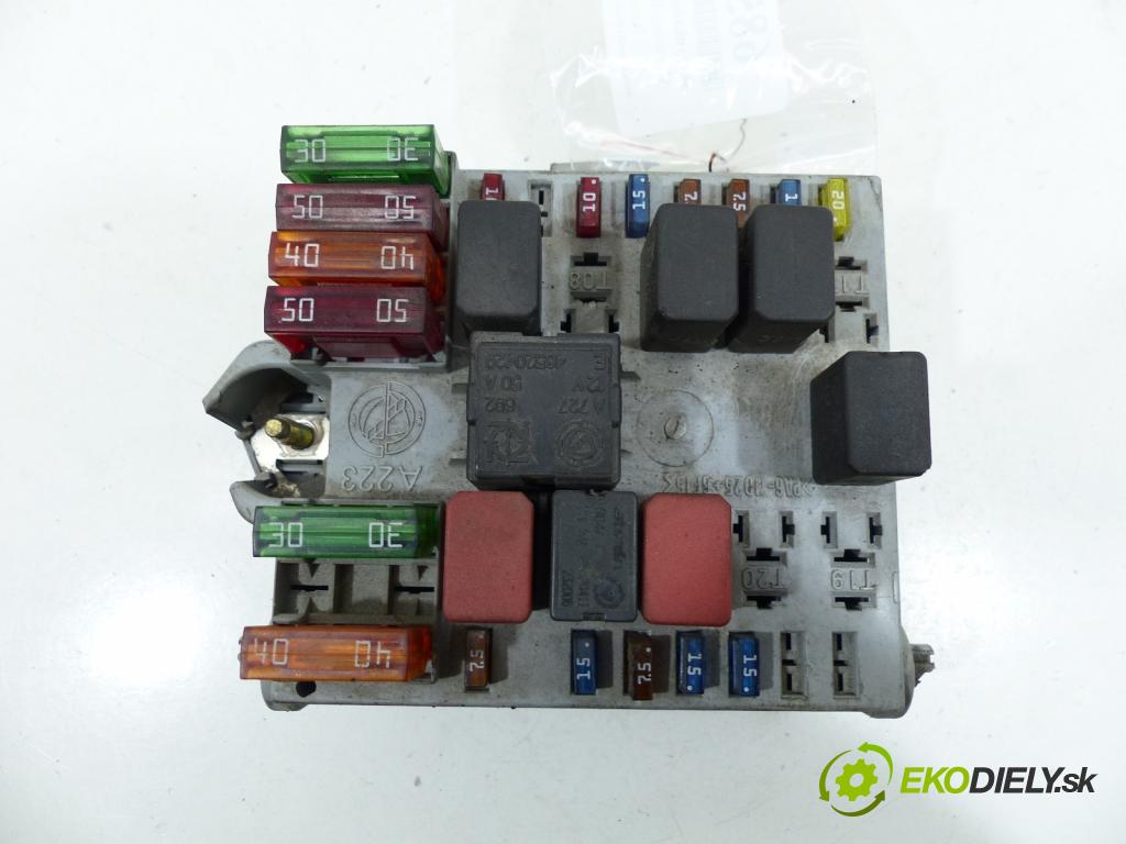 Alfa romeo 147 1.6 16V 105 hp  77 kW 1600 cm3  skříňka poistková  (Pojistkové skříňky)