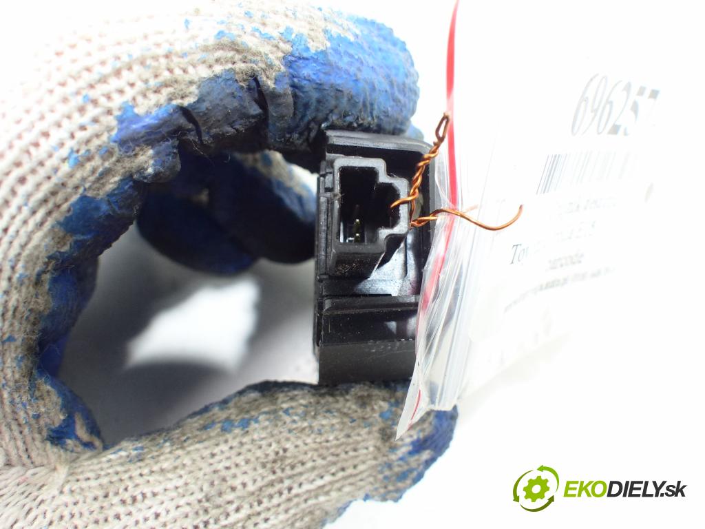 Toyota Corolla E15 2007-2014 1.6 16V VVTI 124hp  91 kW 1600 cm3  Snímač dažďa  (Snímače dažďa)