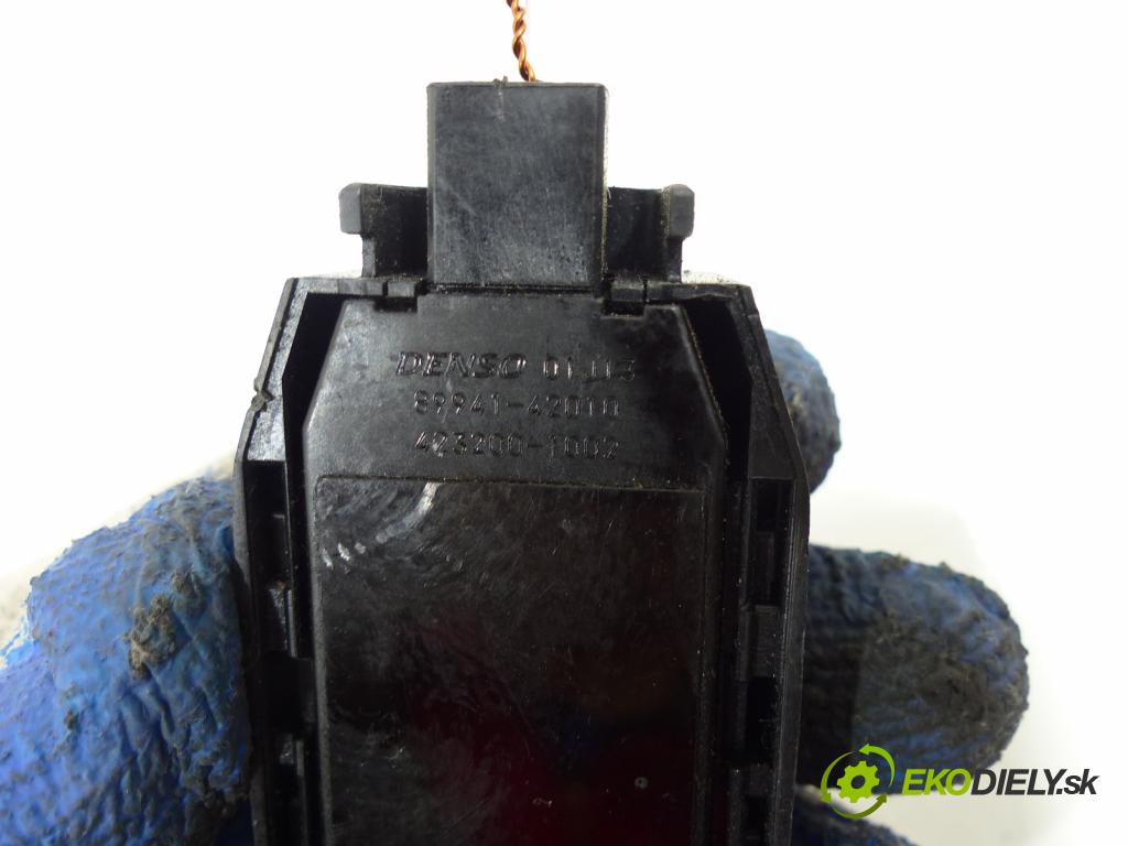 Toyota Corolla E15 2007-2014 1.6 16V VVTI 124hp  91 kW 1600 cm3  Snímač dažďa  (Snímače dažďa)