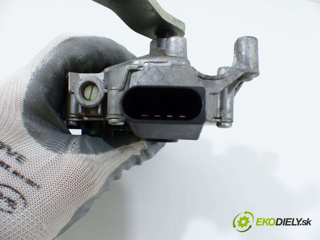 Bmw 3 e90 2005-2013 2.0D 136hp  100 kW 2000 cm3  motor stěračů přední část