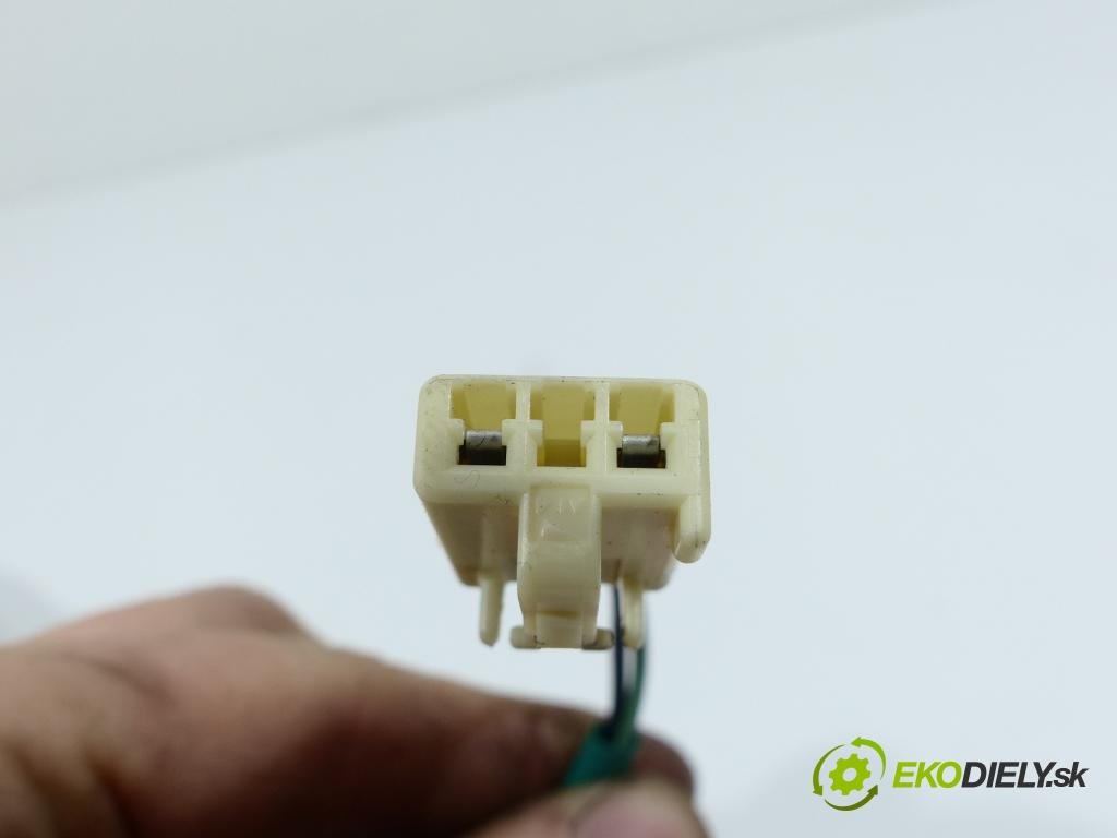 Mazda Mpv II 1999-2006 2.0 - 136 HP  100 kW 2000 cm3  Kľučka predný ľavá strana vonkajšia  (Vonkajšie predné ľavé)