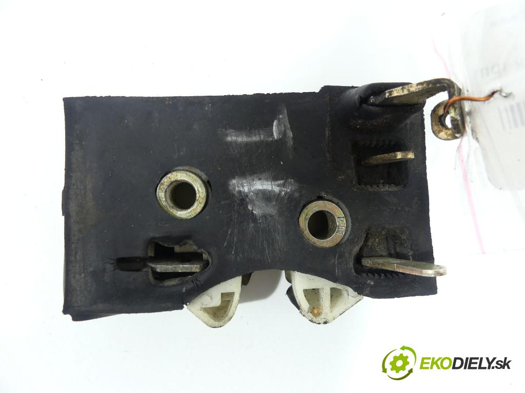 Audi 80 B3 1986-1991 1.8 8V karburátor   1800 cm3  zámok zadní část pravý