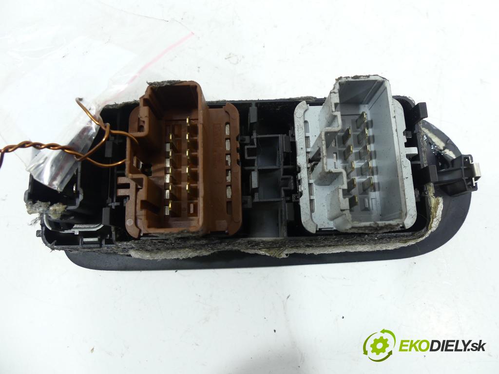 Renault Megane II 2003-2008 2.0 16V 135 hp  99 kW 2000 cm3  přepínač oken I zpětných zrcátek