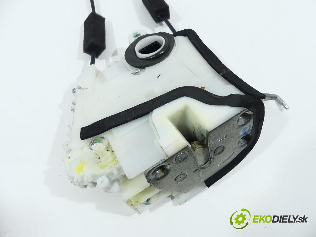 Honda Jazz III 2008-2014 1.4 16V 101 hp  74 kW 1400 cm3  zámok zadní část pravý