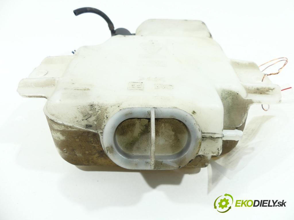 Mitsubishi Pajero II 1991-1999 2.5 TD 99 hp  73 kW 2500 cm3  nádržka ostřikovače