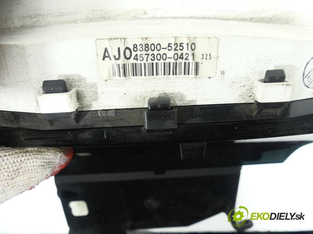 Toyota Yaris verso 1.5 16V VVTI 106 hp  78 kW 1500 cm3  prístrojovka  (Přístrojové desky, displeje)