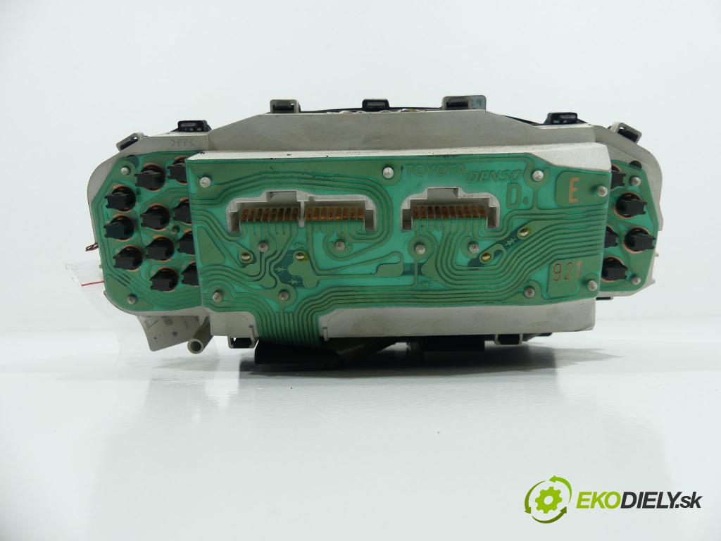 Toyota Yaris verso 1.5 16V VVTI 106 hp  78 kW 1500 cm3  prístrojovka  (Přístrojové desky, displeje)